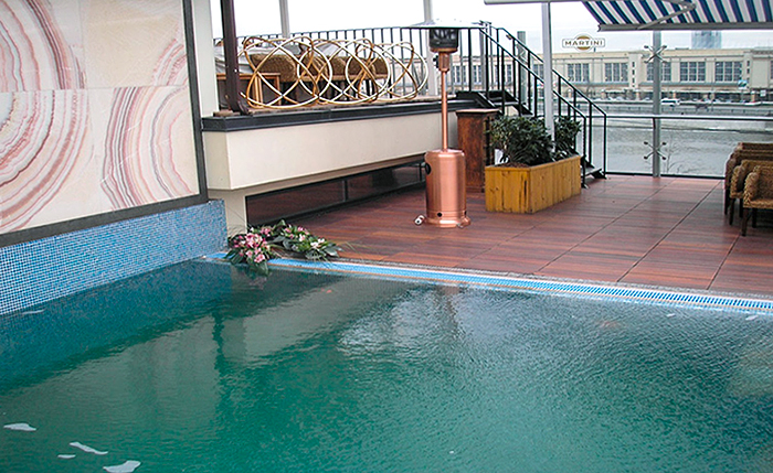 Общественный бассейн в ресторане «Soho Rooms» на открытой веранде